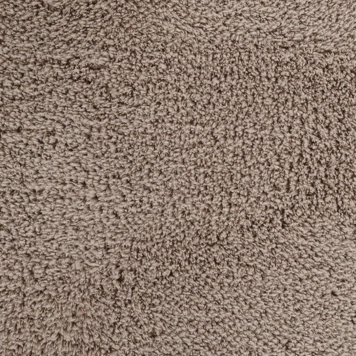 Nahaufnahme des kurzen, dichten Flors in Felloptik des Paco Home Teppichs in Taupe